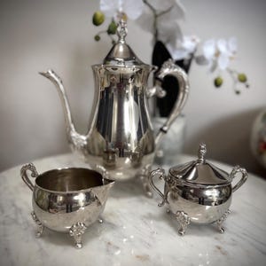 Vintage Footed versilbertes Kaffeeset - Hong Kong Silber - 3-teiliges verziertes Service - ~ 10 "Kaffeekanne