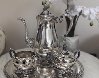 Zestaw serwisów kawowych Vntg F.B. Rogers Silver Co. – 4 elementy na nóżkach w stylu amerykańskim wiktoriańskim – wzór 2461, 6705 – ozdobne, zawijane zakończenie – lata 50.