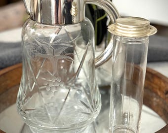 Dzbanek do claret HKE Hanns Knäbel z lat 30. XX wieku – 1945, wykonany z niemieckiego srebra platerowanego i ciętego szkła, z wkładem na lód