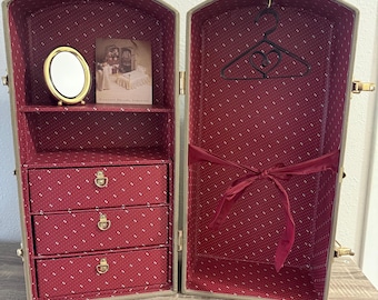 Vintage Pleasant Company Samantha Steamer Stämme AG Kleiderschrank mit Spiegel und 3 Kleiderbügeln