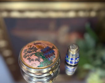 Cloisonné Pfau Pillendose & Emaille Fingerhut Lot - Vintage Messingdekor