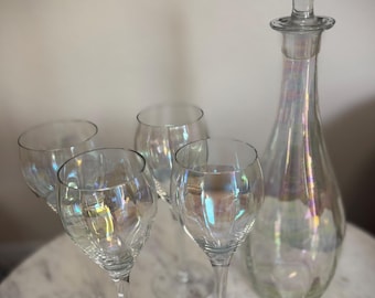 ヴィンテージ トスカーナ ラスターウェア ワインデカンタセット - ルーマニア製 虹色手吹きガラス - 5点セット：デカンタ、ティアドロップ型ストッパー、グラス4個