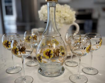 Vintage 1960er Jahre rumänische Glaskaraffe & 6 Weinkelche - Handbemalt - Goldvergoldetes Stiefmütterchen Schmetterlings Design