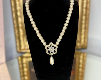 Vintage Trifari Faux Perlen Halskette Gold Ton Strass Floral Anhänger Drop TM