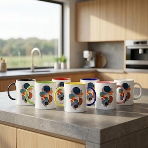 Puede incluir: Un juego de seis tazas de cerámica blanca, cada una con un patrón geométrico colorido de círculos y líneas superpuestas. Las tazas tienen asas y bordes interiores de colores distintos en negro, verde, rojo, amarillo, azul y rosa.