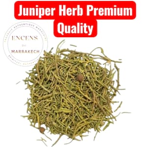 Może przedstawiać: Stos suszonych ziół jałowca, w zielono-brązowej palecie kolorów. Obraz zawiera tekst "Juniper Herb Premium Quality" w czerwonym banerze. Widoczne jest również okrągłe logo z tekstem w języku francuskim.