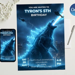 Op de afbeelding: Een verjaardagsuitnodiging met een Godzilla-illustratie in blauwtinten. De uitnodiging luidt "Je bent uitgenodigd voor Tyron's 5e verjaardag" met evenementdetails. Een smartphone toont hetzelfde ontwerp. Een pen en envelop zijn ook aanwezig.