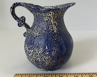 Jarra de cerámica azul texturizada, lechera de cerámica artística vintage, decoración rústica de granja, jarra decorativa pequeña, jarrón de estilo artesanal