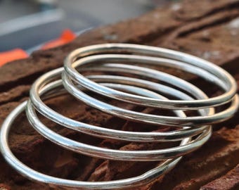 Handgemaakte sterlingzilveren armbandenset – minimalistische stapelbare armbanden