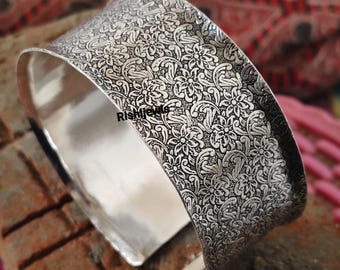 Brazalete ancho de plata de ley hecho a mano / Pulsera floral grabada