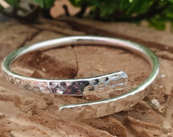 Gehamerde zilveren armband | Handgemaakte verstelbare open manchetarmband