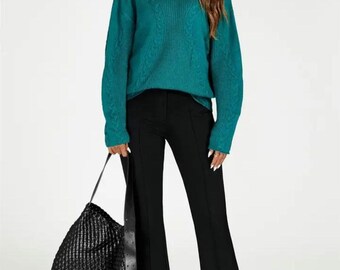 Dunkelgrüner Strickpullover mit Strickzopf und Rundhalsschnitt sehr bequem passt sich perfekt jede passform an