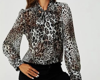 Langärmlige Leoprint Bluse mit Bindeteil in Beige versch. Größen