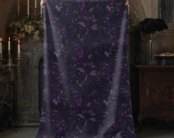 Ciemnofioletowy, gotycki, kwiatowy koc Sherpa – Witchcore Botanical Throw – Przytulny, gotycki wystrój