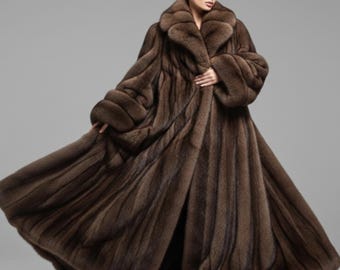 Lång brun kappa i äkta minkpäls för kvinnor - Lyxiga vinterkläder med uttalande