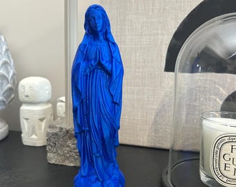 Vierge Marie Bleu Majorelle 22 cm – Statue contemporaine  – Pièce décorative audacieuse