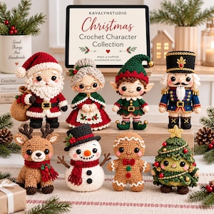 Könnte beinhalten: Eine Sammlung von acht gehäkelten Weihnachtsfiguren, darunter der Weihnachtsmann, Frau Weihnachtsmann, ein Elf, ein Nussknacker, ein Rentier, ein Schneemann, ein Lebkuchenmann und ein Weihnachtsbaum vor einem Schild mit KAVALYNSTUDIO.