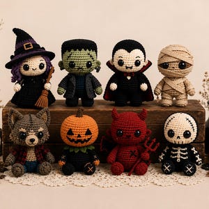 Könnte beinhalten: Eine Sammlung von acht gehäkelten Puppen mit Halloween-Figuren, darunter eine Hexe mit Besen, Frankensteins Monster, ein Vampir, eine Mumie, ein Werwolf, ein Kürbis, ein roter Teufel mit Dreizack und ein Skelett.