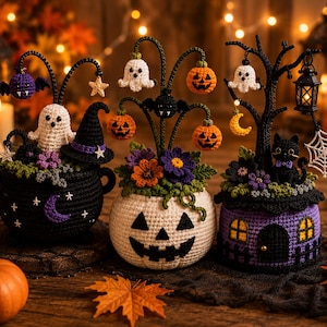 Könnte beinhalten: Drei gehäkelte Halloween-Dekorationen bestehend aus einem schwarzen Kessel mit Geist und Hexenhut, einem weißen Kürbis mit hängenden Kürbissen und Geistern sowie einem lila Haus mit schwarzer Katze, verziert mit Blumen und Sternen.