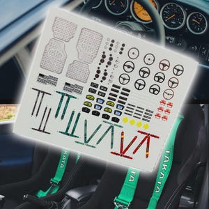 Racerbilsinredning/boostkontroller/instrumentpaneldisplayer/analog instrumentbräda/styrningar/säkerhetsbälten | vita tonerdekaler för skala 1/64