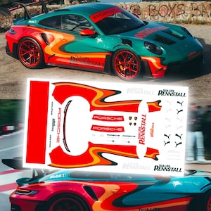 Puede incluir: Un coche deportivo Porsche verde azulado, rojo y naranja con el texto "Porsche" y "Dua Lipa Rennstall". El coche tiene llantas rojas y un alerón trasero. También se muestra una hoja de calcomanías con diseños a juego.