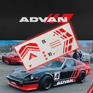 Puede incluir: Un coche deportivo negro y rojo con la palabra "ADVAN" en blanco. El coche tiene el número "4" en el lateral y "ADVAN" en la parte delantera. Una pegatina con la palabra "ADVAN" y "Honda Racing" está en primer plano.