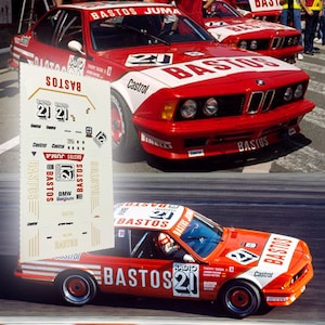 Puede incluir: Coches de carreras antiguos rojos y blancos con calcomanías "BASTOS" y "21". La imagen también muestra una hoja de calcomanías con la misma marca. Los coches tienen logotipos "Castrol" e "IRELLI".