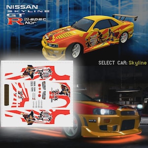 Puede incluir: Un coche deportivo Nissan Skyline GT-R M-spec Nur amarillo y rojo con calcomanías. La imagen incluye una hoja de calcomanías y el texto "SELECT CAR: Skyline". El coche tiene un alerón trasero y ruedas blancas.