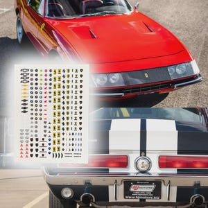 Puede incluir: Se muestra un coche deportivo Ferrari rojo vintage y un coche clásico a rayas blancas y negras. Una hoja de pequeñas calcomanías relacionadas con automóviles está en primer plano. Los coches están aparcados afuera en un día soleado.