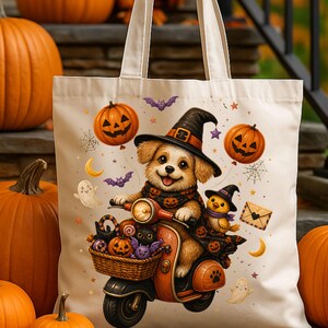 Peut inclure: Un sac fourre-tout en toile crème avec une illustration graphique d'un chiot portant un chapeau de sorcière et une cape, conduisant un scooter orange. Le motif inclut des citrouilles, un poussin, des fantômes, des chauves-souris et des bonbons.