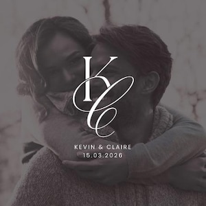 Könnte beinhalten: Monochrome Bild eines Paares, das sich umarmt, mit einem weißen Monogramm der Buchstaben "K" und "C". Die Namen "KEVIN & CLAIRE" und das Datum "15.03.2026" sind darunter gedruckt. Das Bild hat eine weiche, romantische Ausstrahlung.
