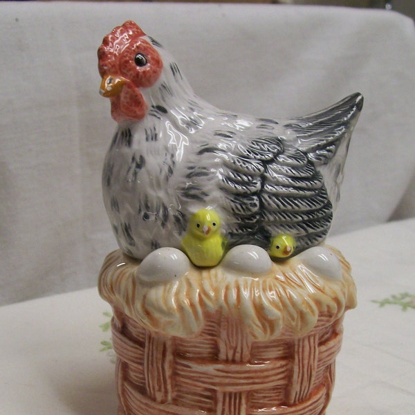 Vintage, Chicken, Nesting Hen, Salt & Pepper Shakers, 2pc Salt Shakers, Farmhouse Decor, Chicken Lovers, Collectors of Chickens, Hens