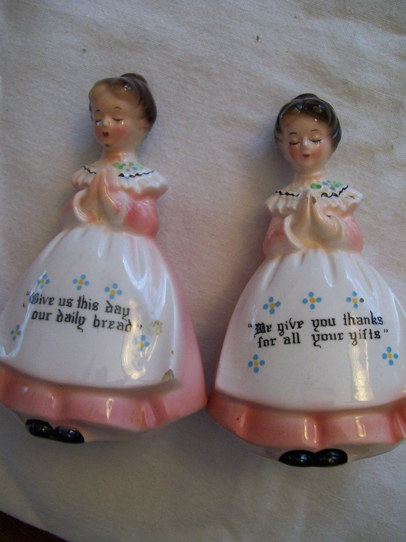 NOVELTY SALT AND PEPPER SHAKER IN A BASKET SILVER PLATED VINTAGE 1970S