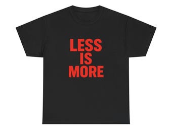 Camiseta MENOS ES MÁS / Camiseta tipográfica minimalista, texto rojo sobre blanco
