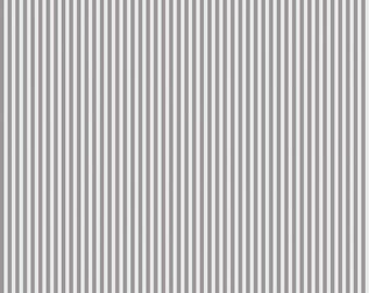 Può includere: Campione di tessuto con motivo a righe verticali. Le righe si alternano tra grigio chiaro e grigio medio, creando un contrasto sottile. Il tessuto è misurato in pollici, con un righello lungo il bordo inferiore.