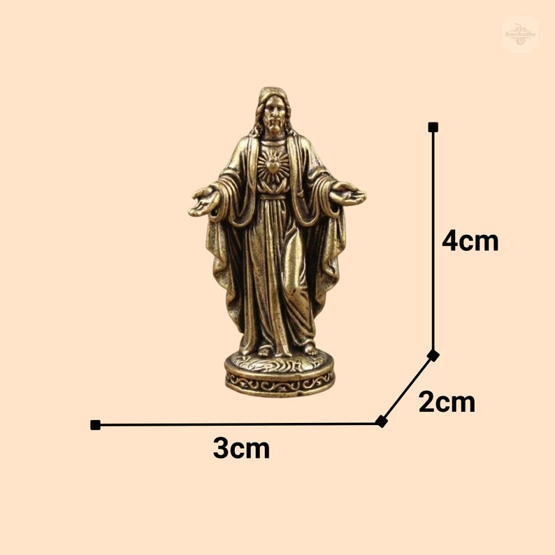Puede incluir: Una estatua de bronce de Jes&uacute;s con los brazos extendidos, de pie sobre una base decorativa. La estatua mide 4 cm de alto, 3 cm de ancho y 2 cm de profundidad. La figura tiene pelo largo y barba, y lleva una t&uacute;nica.