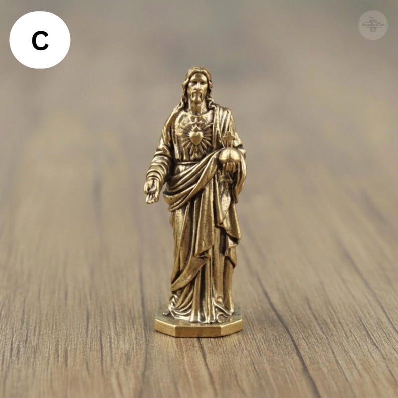 Puede incluir: Una peque&ntilde;a estatua de bronce de Jesucristo. La figura, con pelo largo y barba, viste t&uacute;nicas drapeadas. Jes&uacute;s sostiene un globo terr&aacute;queo en una mano y gesticula con la otra. La estatua tiene un dise&ntilde;o detallado y se apoya en una base hexagonal.