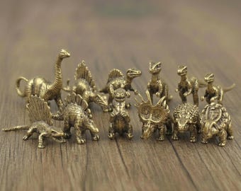Mini figura de dinosaurio de latón, estatua prehistórica fundida a mano, decoración de escritorio y pieza de colección para estantería.