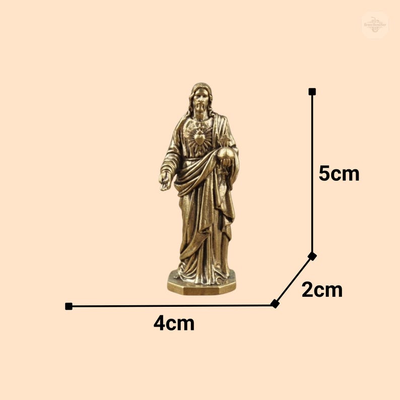 Puede incluir: Una estatua de color bronce de Jesucristo, de pie sobre una base hexagonal. La estatua mide 5 cm de alto, 4 cm de ancho y 2 cm de profundidad. Jes&uacute;s est&aacute; representado con pelo largo y barba, vistiendo t&uacute;nicas drapeadas.