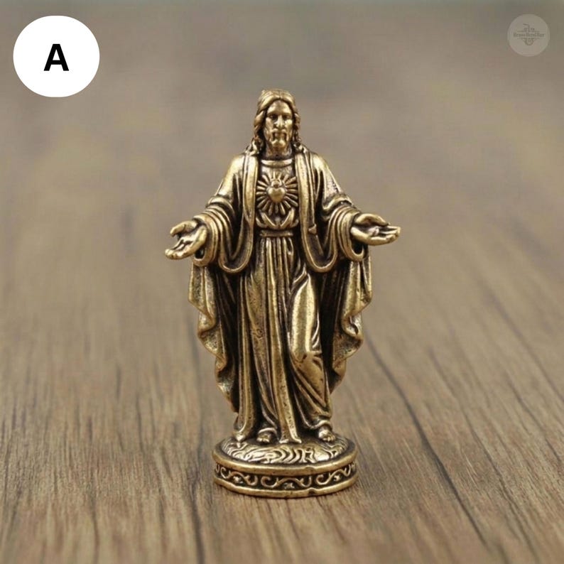 Puede incluir: Una estatua de bronce de Jesucristo con los brazos extendidos. La figura est&aacute; representada con t&uacute;nicas fluidas, con un rostro detallado y un dise&ntilde;o de sol en el pecho. La estatua est&aacute; montada sobre una base decorativa.