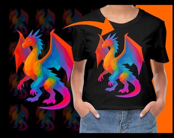 Puede incluir: Camiseta negra con un diseño de dragón geométrico en colores vibrantes. El dragón está representado en un estilo poligonal, con tonos naranja, rojo, azul y morado. El diseño está sobre un fondo negro con un patrón de dragón repetido.