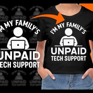 Può includere: T-shirt nero con la scritta bianca "I'M MY FAMILY'S UNPAID TECH SUPPORT". Il design include un omino stilizzato che utilizza un laptop. La maglietta è indossata da una persona con jeans blu.