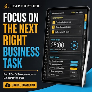 Puede incluir: Un planificador de negocios digital para TDAH en una pantalla de tableta con un lápiz óptico. La interfaz incluye un temporizador de enfoque, tres prioridades y tareas de clientes. Texto: LEAP FURTHER, FOCUS ON THE NEXT RIGHT BUSINESS TASK.