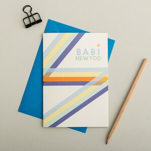 Novo cartão de bebê galês / cartão Babi Newydd com design de listras azuis e amarelas, cartão moderno para um menino - Cardiau Cymraeg