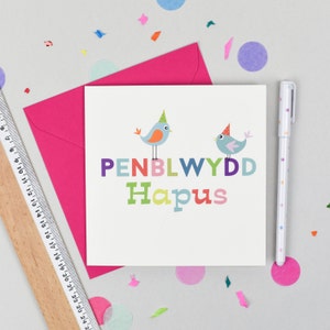 Cartão de idioma galês - Cartão de aniversário galês com pássaros ilustrados em um design multicolorido, Cardiau Penblwydd Hapus.