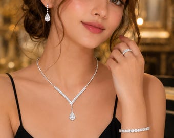 Conjunto de joyas de cristal: collar, pendientes, pulsera y anillo. Estilo nupcial.