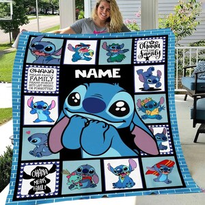 Op de afbeelding: Een blauwe fleecedeken met een grote centrale illustratie van het personage Stitch, omringd door kleinere panelen met Stitch in verschillende houdingen. De deken bevat de tekst "NAME" en "Ohana means family. Family means nobody gets left behind or forgotten."