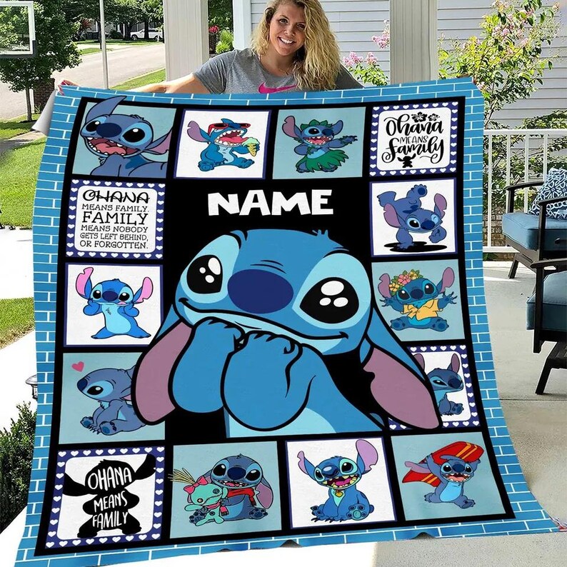 Op de afbeelding: Een blauwe fleecedeken met een grote centrale illustratie van het personage Stitch, omringd door kleinere panelen met Stitch in verschillende houdingen. De deken bevat de tekst "NAME" en "Ohana means family. Family means nobody gets left behind or forgotten."