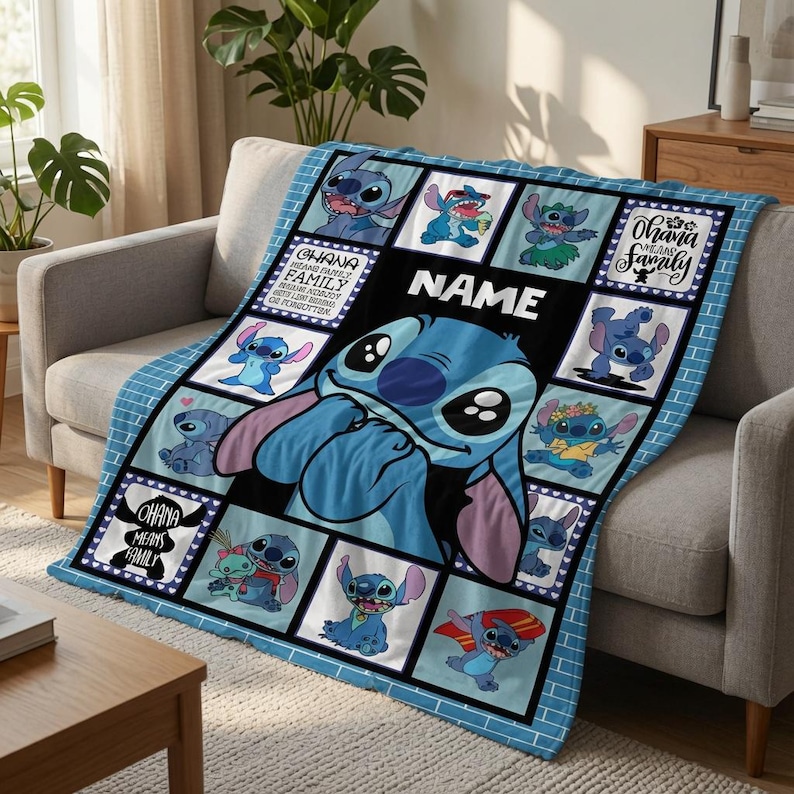 Op de afbeelding: Een blauwe fleece deken met een grote centrale afbeelding van het personage Stitch, omringd door een raster van kleinere panelen die Stitch in verschillende houdingen tonen. De tekst "NAME" en "OHANA MEANS FAMILY" staat op de deken gedrukt.