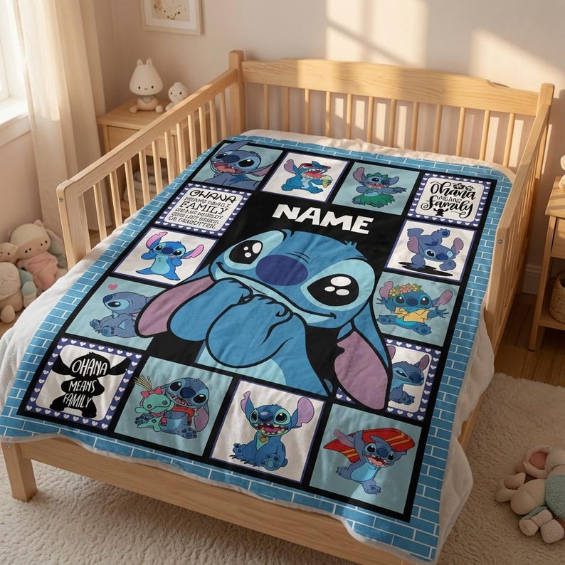 Op de afbeelding: Een blauw-witte fleece deken met een grote centrale illustratie van het personage Stitch, omringd door kleinere panelen met het personage in verschillende houdingen. De tekst "NAME" en "OHANA MEANS FAMILY" staat op de deken gedrukt.